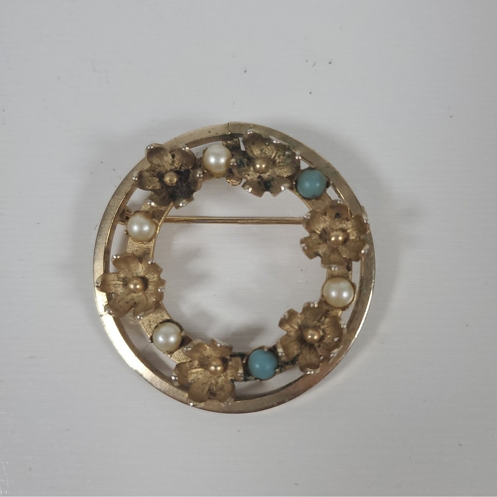 Gold Tone Wreath Brooch Faux Pearl And Blue  Leaf Circle Pin Vintage - Giovanni